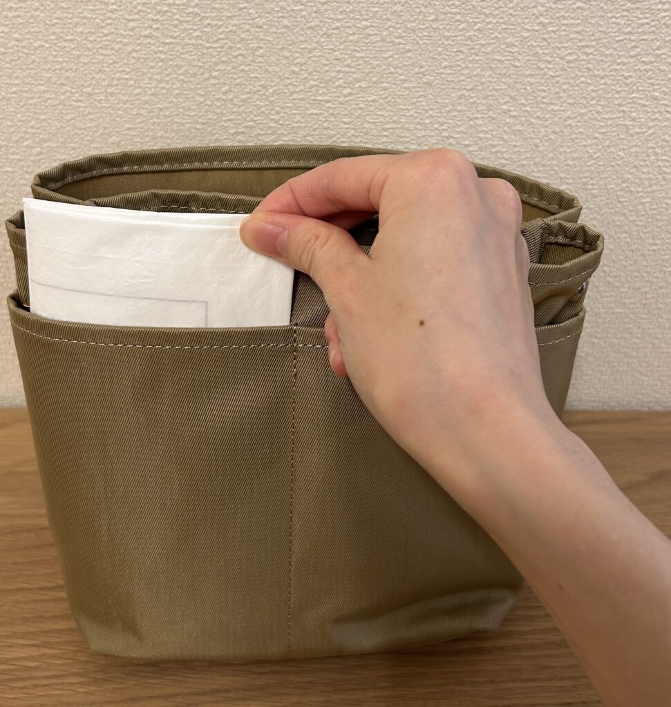 バッグインバッグに四角くたたんだビニール袋を収納