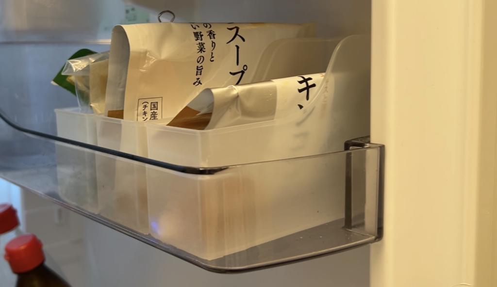 冷蔵庫ポケットで袋調味料系を立てて収納するのに便利